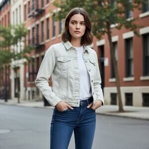 Levi’s Womens Light Wash Denim Trucker Jacket M Classic Jean Coat Casual Cowgirl